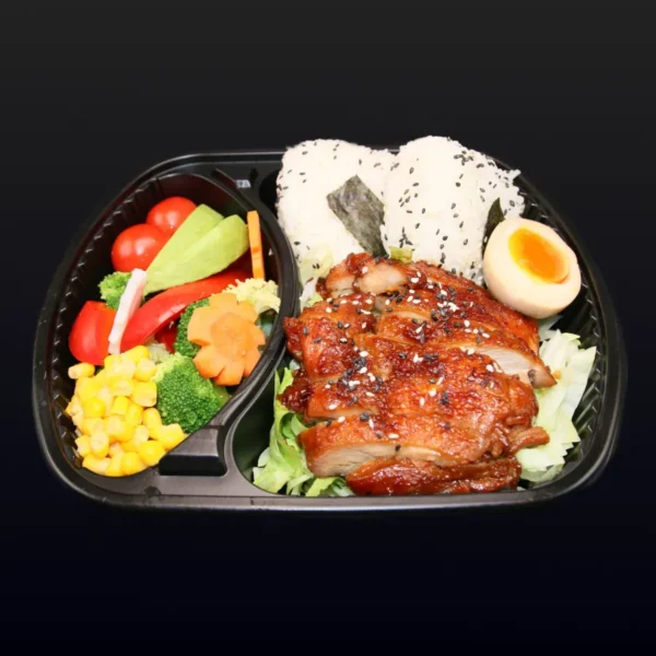 S3) Teriyaki Chicken mit Onigiri, Salat und